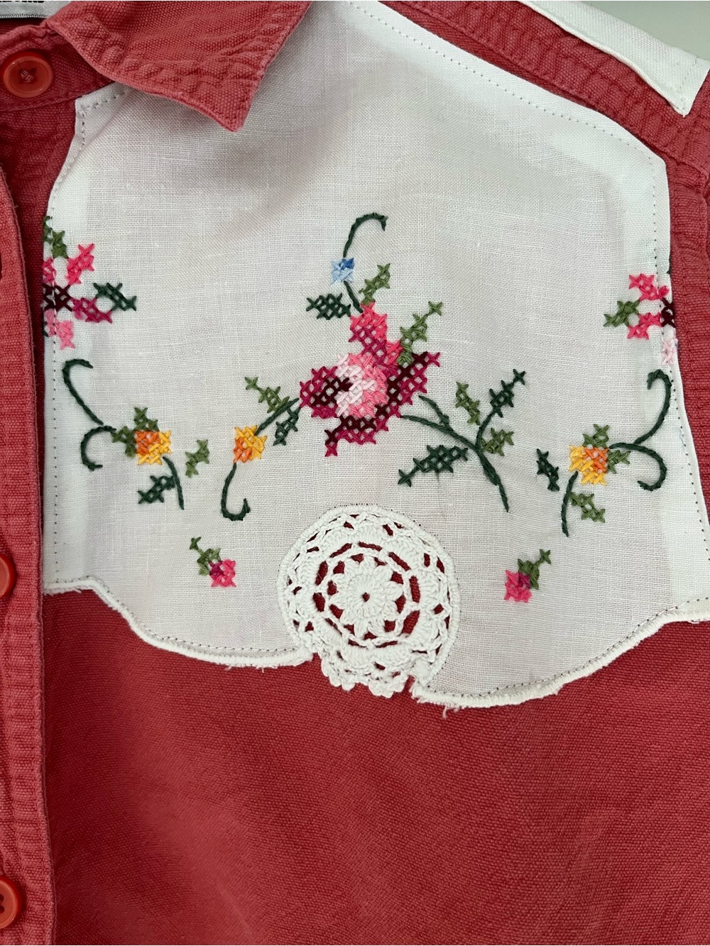 Upcycled cotton Shirt with vintage cross stitch details S - Picture 5 of 7